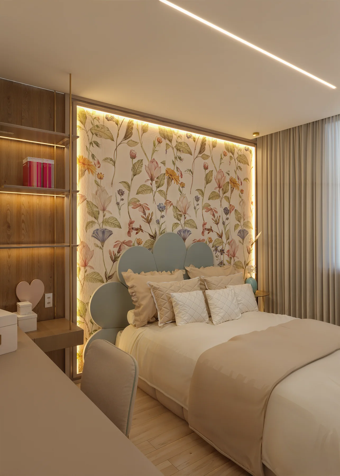 Quarto com papel de parede botânico e cabeceira recortada em tons pastel